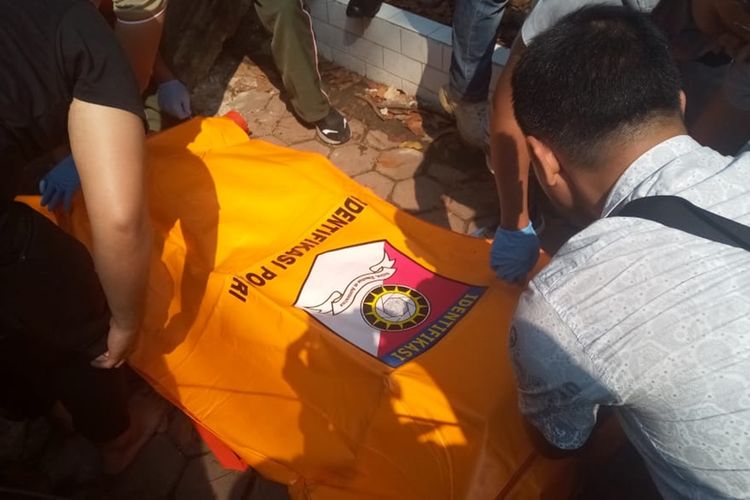 Penemuan mayat laki-laki dengan jeratan di leher di depan Kantor Gubernur Sumatera Selatan membuat warga sekitar gampar, Jumat (1/11/2019).
