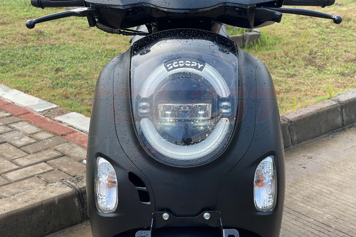 Lampu depan pada Honda Scoopy model baru