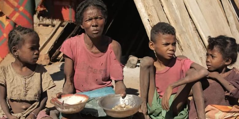 Dilanda Kelaparan, Masyarakat Madagaskar Terpaksa Makan Belalang hingga Lumpur - Vimarsana News