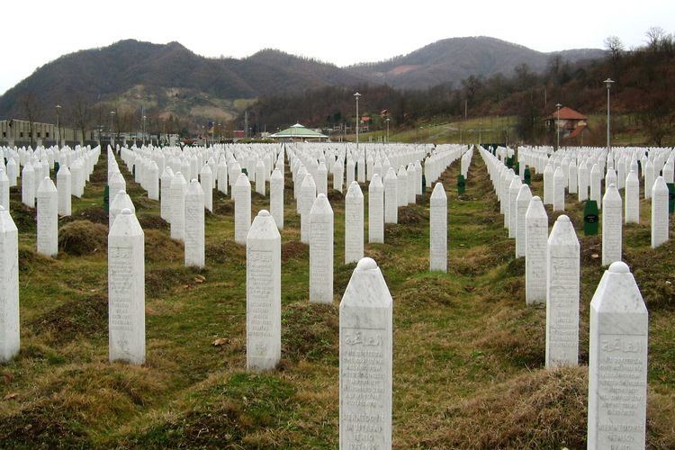 Batu nisan di peringatan genosida Srebrenica pada 18 Maret 2009