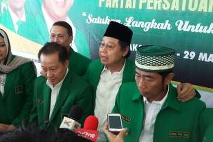 Ketua Umum PPP hasil Muktamar Jakarta, Djan Faridz (tengah), di Kantor DPP PPP, Jakarta,  Minggu (3/4/2016).