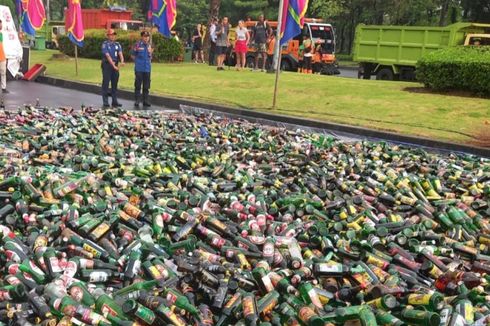 12.031 Botol Miras Dimusnahkan di Monas, Paling Banyak Sitaan dari Jakbar