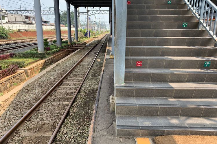 Kondisi jalur 3 dan 4 Stasiun Serpong, Jumat (26/5/2023), ukurannya yang sempit membuat penumpang kesulitan saat hendak keluar dari stasiun atau menyebrang antar peron. Ukuran peron tidak lebih besar dari ukuran kaki orang dewasa.