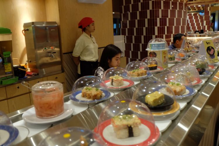 Gerai Tom Sushi di Mal Grand Indonesia, menyajikan sushi dengan sushi belt.