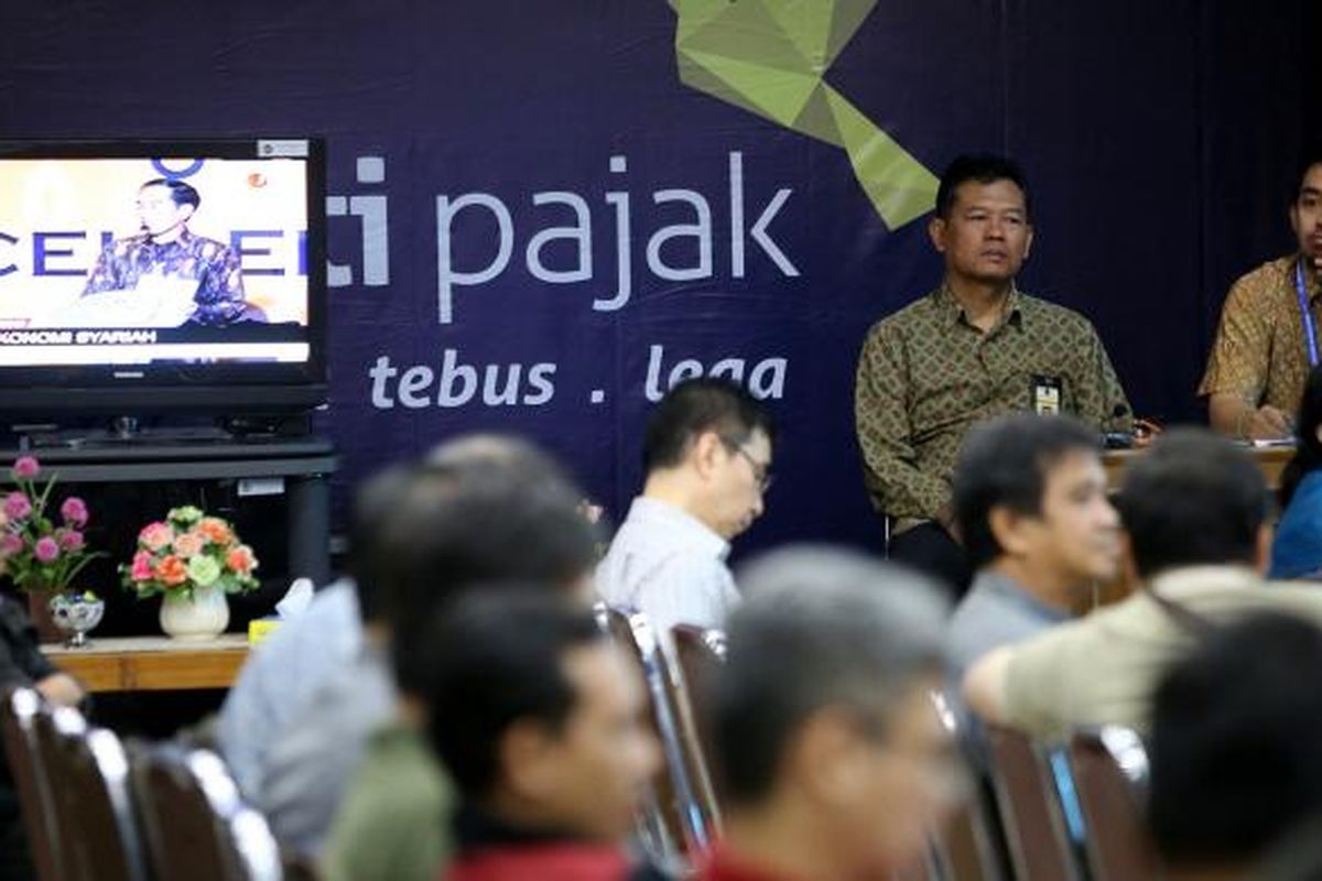 Sejumlah warga menunggu panggilan untuk ikut dalam program Tax Amnesty di Kantor Pajak Pratama Kebayoran Lama, Jakarta Selatan, Jumat, 30/9/2016. Banyaknya warga yang antre sejak pagi karena hari ini merupakan hari terakhir periode I program tax amnesty.