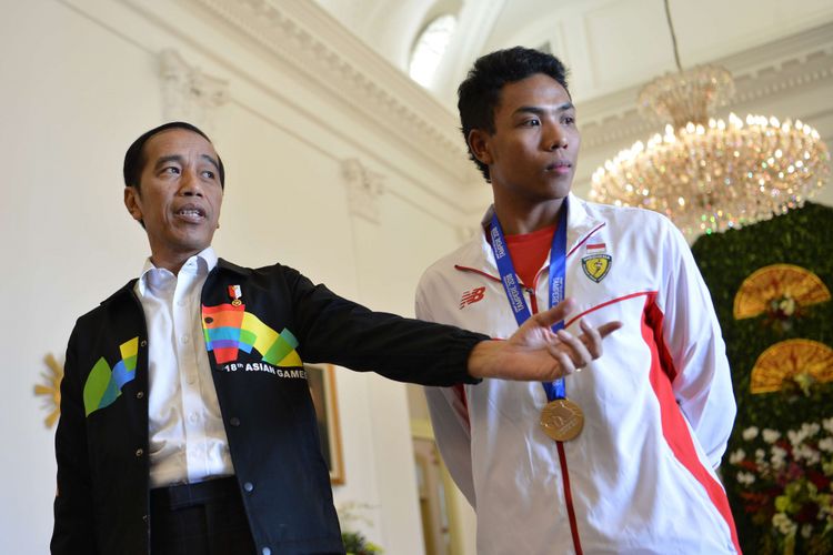 Presiden Joko Widodo (kiri) menerima peraih medali emas lari 100 meter kejuaraan dunia Atletik U20 di Tampere, Finlandia, Lalu Muhammad Zohri, di Istana Bogor, Jawa Barat, Rabu (18/7/2018). Presiden berpesan kepada Zohri untuk tetap berlatih guna meningkatkan prestasi yang diraih dan selalu rendah hati.