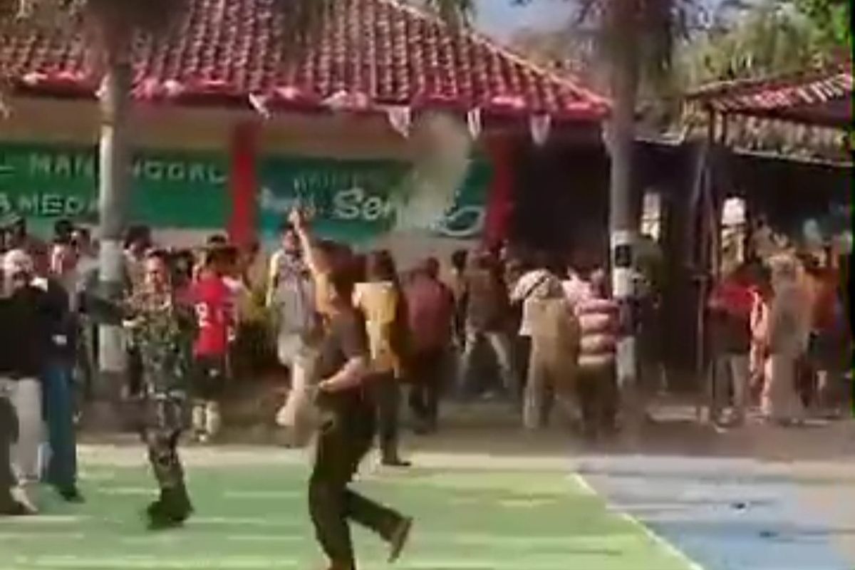 Tangkapan layar video ricuh turnamen voli tarkam di Jatinunggal, Sumedang, Jabar, Jumat (9/8/2024). KOMPAS.com/AAM AMINULLAH
