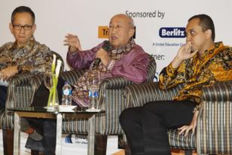 Sofjan Wanandi (tengah) ketika menghadiri CHRO Forum di Ballroom Hotel Kempinski, Jakarta Pusat, Senin (18/11/2013).