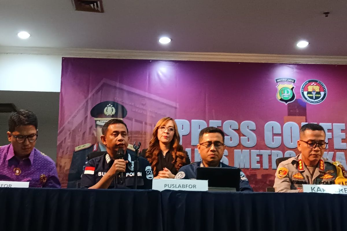 Konferensi pers kematian Kasat Narkoba Polres Metro Jakarta Timur, AKBP Buddy Alfrits Towoliu, Senin (1/5/2023).