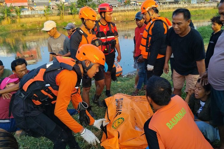 Pemuda Tewas Tenggelam di Kali BKB Jakbar Usai Loncat Cari Kunci Motor Pacar yang Dilempar