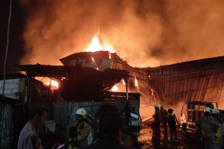 Kebakaran tempat usaha dekorasi dan kandang kambing di Pondok Kopi, Duren Sawit, Jakarta Timur, pada Minggu (26/3/2023), menyebabkan 132 ekor kambing, empat unit mobil truk, dan satu unit sepeda motor hangus terbakar.