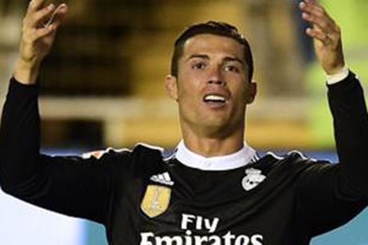 Cristiano Ronaldo dengan kostum tandang Real Madrid musim 2014-15. 