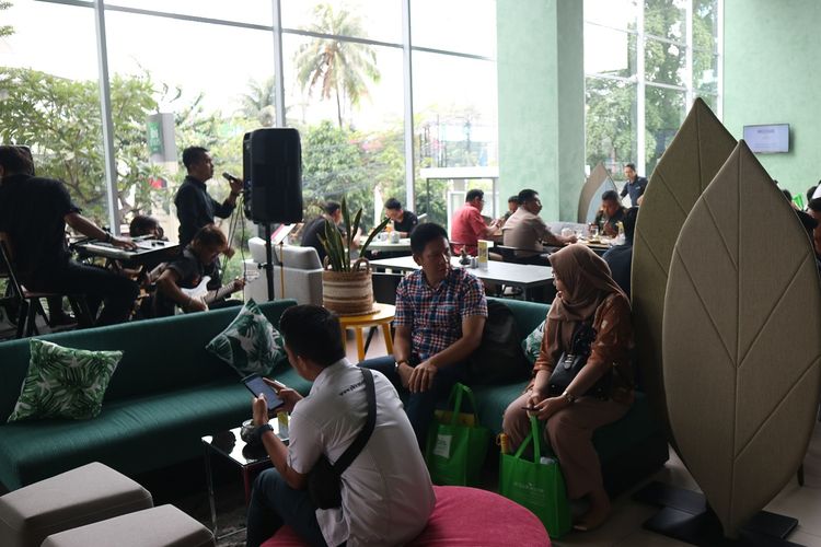 Suasana di sTREATs restoran ibis Styles Jakarta Simatupang. Ada live music yang akan menemani makanmu.