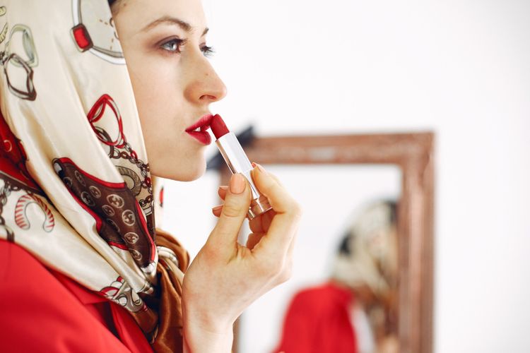 Lipstik Sering Bleber? Coba Trik Tisu 2 Menit dari Makeup Artist