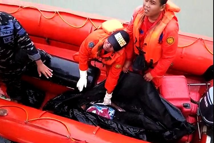 Jenazah seorang bocah yang ditemukan di perairan perbatasan Pulau Sebatik diduga merupakan salah satu korban kecelakaan tabrakan speedboat yang terjadi pada Jumat malam. Tim SASR masih melakukan upaya pencarian terhadap 4 korban yang belum diketahui nasibnya.