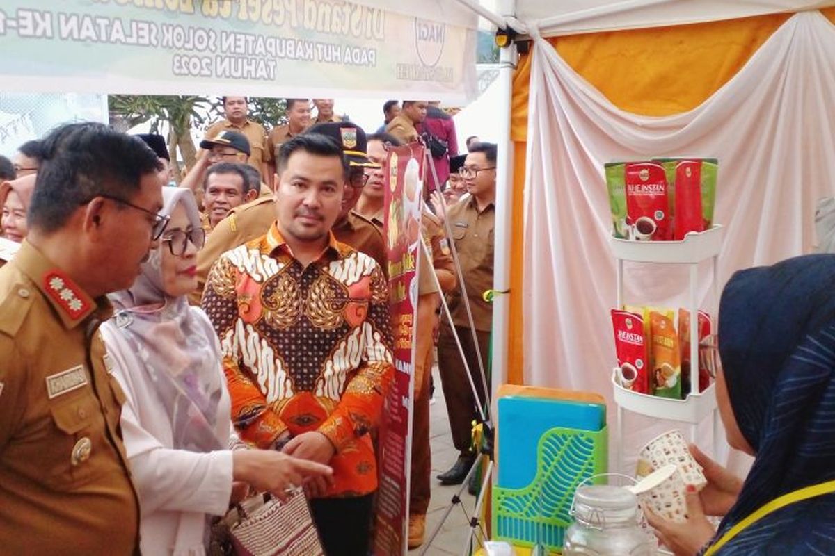 Bupati Solok Selatan, Sumatera Barat, Khairunas (kiri), meninjau stan UMKM pada Solok Selatan Expo yang digelar di RTH Solok Selatan, Senin (2/1/2023) (.) 
