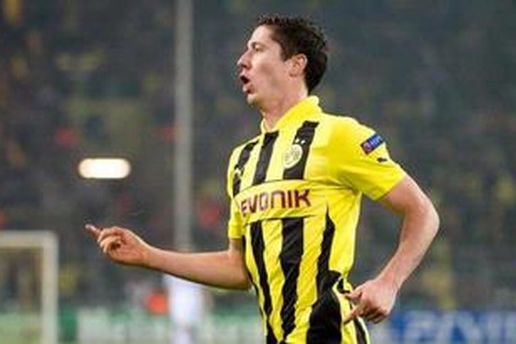 Penyerang Borussia Dortmund, Robert Lewandowski, merayakan golnya ke gawang Real Madrid, pada pertandingan ketiga Grup D, di Signal Iduna Park, Rabu (24/10/2012).