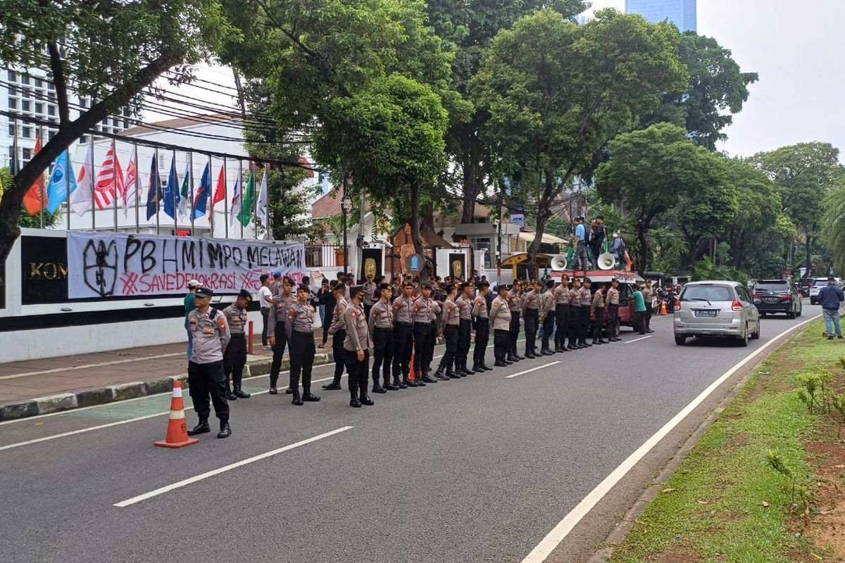 Demo dilakukan oleh sebuah organisasi bernama Himpunan Mahasiswa Islam Majelis Penyelamat Organisasi (HMI MPO) di depan Kantor Komisi Pemilihan Umum (KPU) RI, Jumat (9/2/2024).