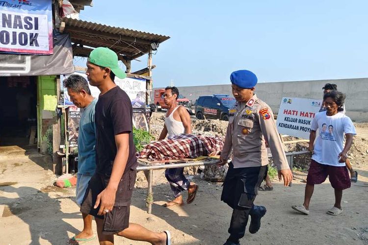 EVAKUASI: Warga dan polisi melakukan evakuasi korban di bibir pantai Kelurahan Tanjung Mas, Kecamatan Semarang Utara, Kota Semarang, Jawa Tengah (Jateng), Selasa (11/6/2024). 