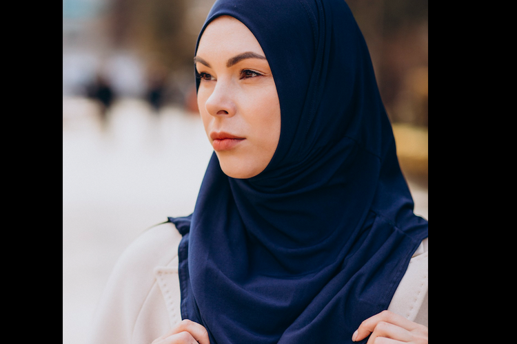 Ilustrasi hijab biru navy, warna hijab untuk kulit sawo matang