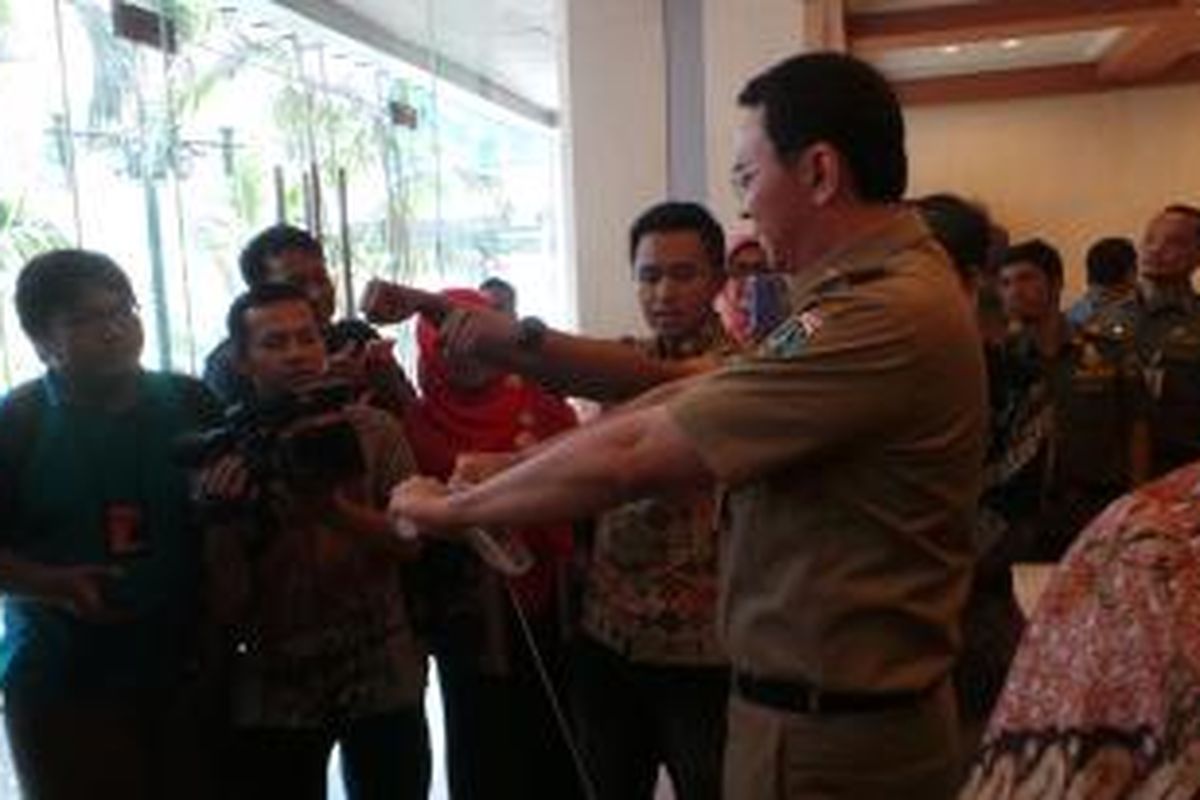 Pelaksana Tugas (Plt) Basuki Tjahaja Purnama melakukan tes kadar lemak dan gula darah di Balaikota, Jakarta, Rabu (19/11/2014).