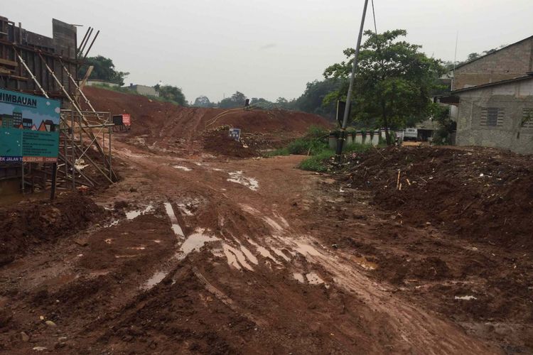 Warga RT 001 RW 002 Kelurahan Bambu Apus, Pamulang, Tangerang Selatan mengeluhkan pengerjaan proyek Tol Serpong-Cinere yang mengakibatkan rumah di kawasan tersebut kerap terendam banjir, Selasa (13/11/2018).