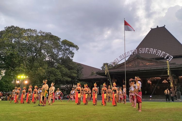Sandiaga Uno, Gibran Rakabuming dan Jan Ethes Naik Kuda Menuju Balai Kota saat Kirab Solo Menari 2022 di Kota Solo, Jawa Tengah