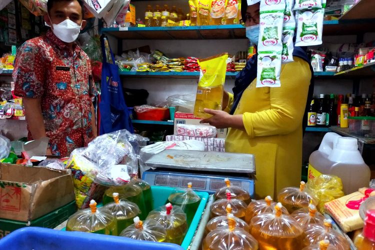 Personel Dinas Perindustrian dan Perdagangan Kota Blitar melakukan pemantauan harga penjualan minyak goreng di Pasar Pon, Kamis (27/1/2022)