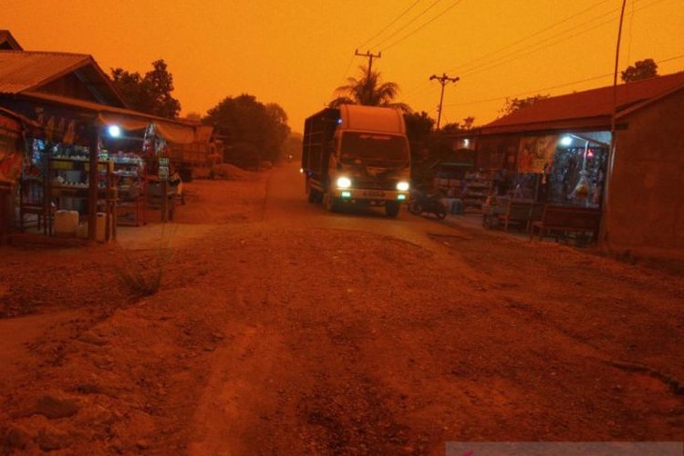 Suasana di Desa Puding Kecamatan Kumpeh Ulu Kabupaten Muarojambi yang dilanda kabut asap semakin pekat.