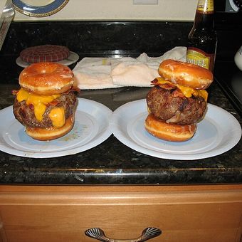 Luther Burger khas Amerika Serikat [Wikimedia/Dale Robbie ].