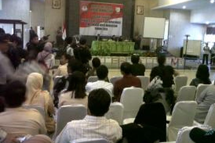 Rapat pleno rekapitulasi surat suara Pemilihan Walikota dan Wakil Walikota Makassar 2014-2019 oleh KPU di gedung PKK Jl Anggrek, Rabu (25/9/2013).