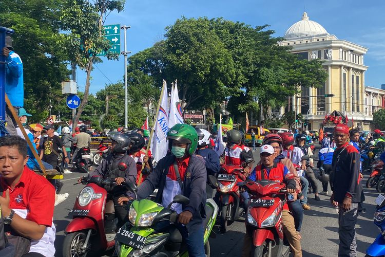 Massa buruh saat mengikuti May Day di Kantor Gubernur Jatim, Rabu (1/5/2024).
