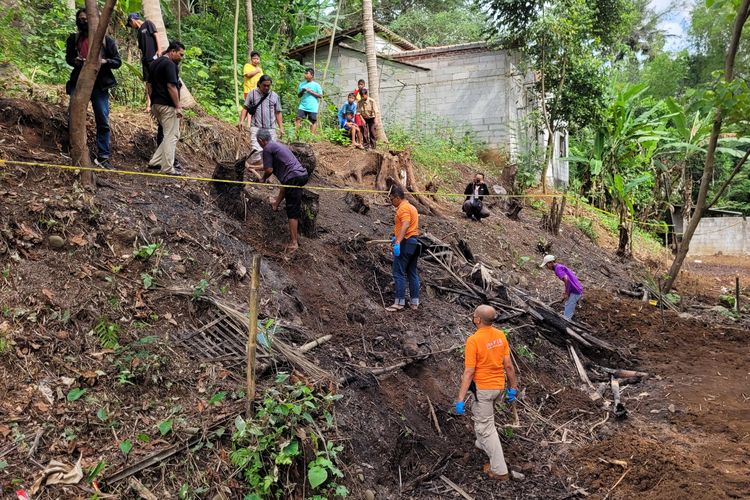 Polisi menggali kembali kebun lokasi penemuan empat kerangka bayi di Kelurahan Tanjung, Kecamatan Purwokerto Selatan, Kabupaten Banyumas, Jawa Tengah, Kamis (22/6/2023).