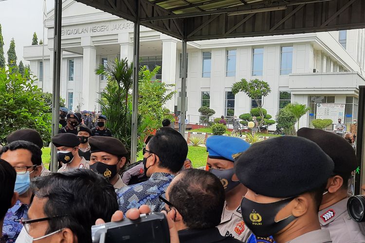 Tim kuasa hukum Rizieq Shihab sempat tertahan sebelum masuk ke wilayah Pengadilan Negeri (PN) Jakarta Timur, Jumat (19/3/2021).