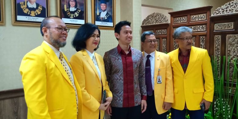 Rektor UT Prof. Ojat Darojat (kiri) bersama Adamas Belva Syah Devara CEO Ruang Guru (tengah) usai menjadi pembicara dalam Seminar Wisuda Universitas Terbuka (UT) Peran Teknologi Informasi dalam Mengukuhkan Konektivas Bangsa di UT Convention Center, Tangerang Selatan (18/11/2019).