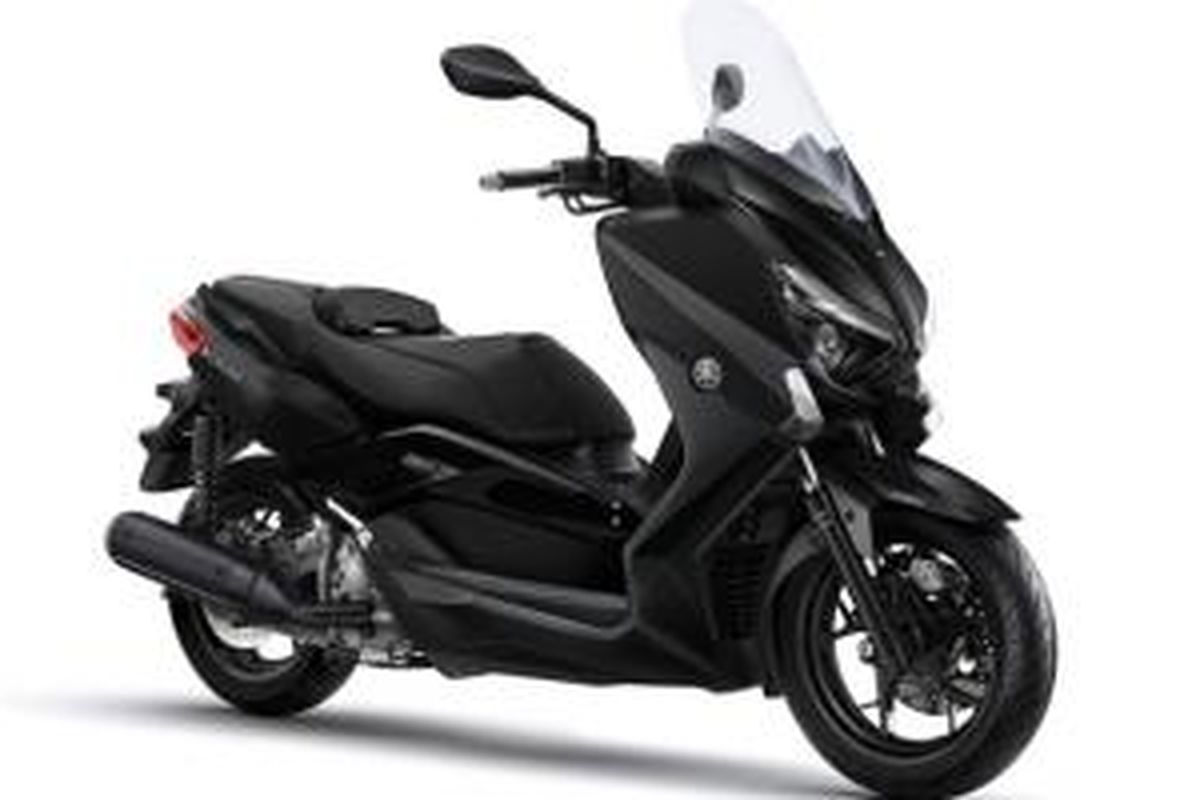 Yamaha X-Max 250 Iron Max, dilabur warna hitam dengan aksen aluminium.