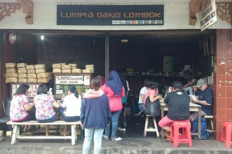 Loenpia Semarang Gang Lombok no 11, merek yang terpampang tersebut merupakan loksi dimana kedai ratusan tahun itu berada, dekat Klenteng Tay Kak Sie yang tersohor oleh kisah Ceng Hoo-nya.