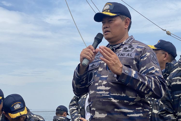 Kepala Staf Angkatan Laut (KSAL) Laksamana Yudo Margono di atas KRI Dewaruci di Jakarta, Jumat (2/8/2022).
