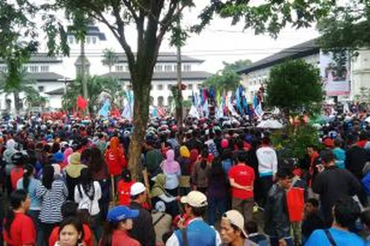 Ribuan buruh dari berbagai organisasi di Jawa Barat mengepung Gedung Sate, Jalan Dipenogoro, Bandung, Jawa Barat, Kamis (20/11/2014).