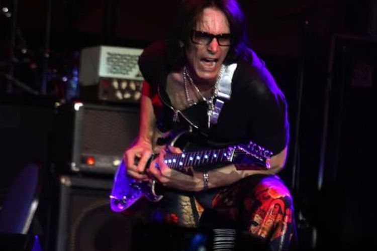 Steve Vai, gitaris rock dunia dari AS, beraksi dalam konsernya di Tennis Indor Senayan, Jakarta Pusat, Senin (22/7/2013) malam.