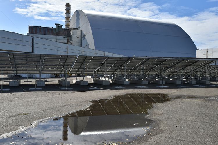 Chernobyl yang kini ditutup sarkofagus tidak berjarak jauh dari pembangkit listrik tenaga surya yang baru.