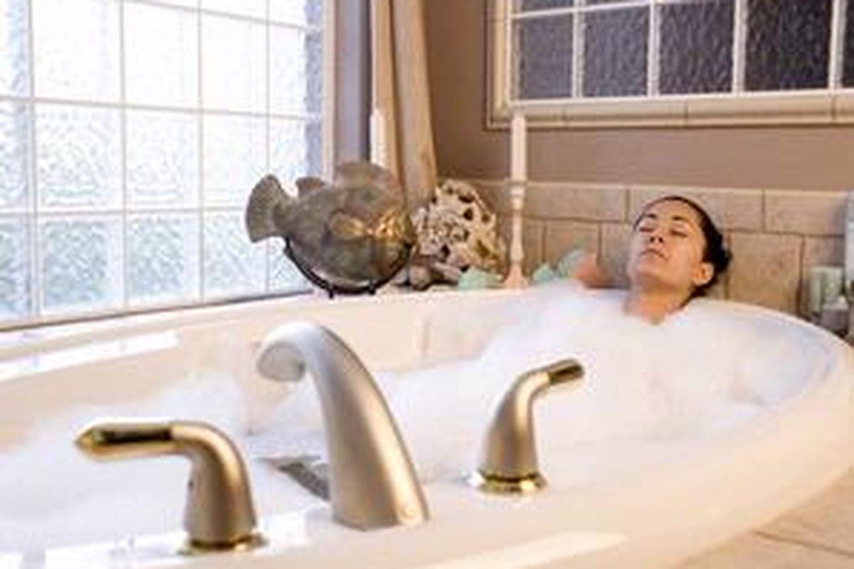 Berendam dengan air hangat bisa membantu otot lebih relaks. 