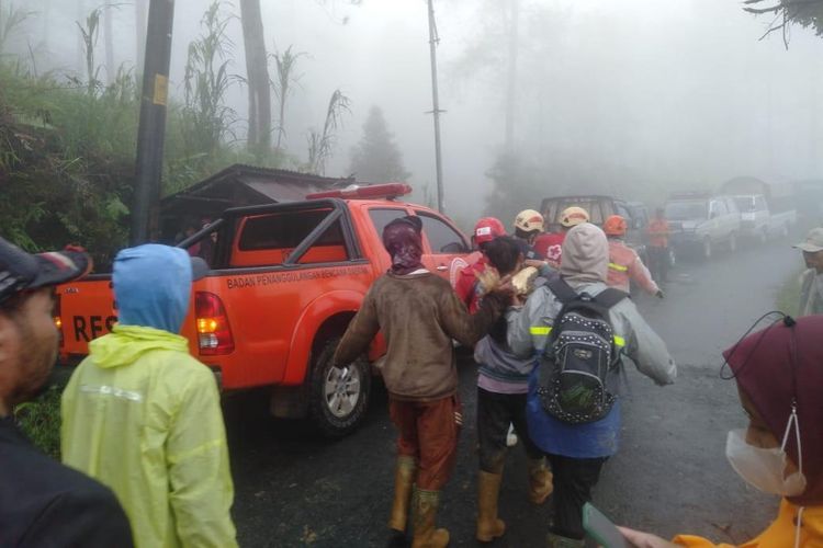 Nampak upaya Task-Force Tagana atau pasukan khusus Tagana dari Kemensos untuk membantu BNPB dalam proses evakuasi korban bencana tanah longsor di Kabupaten Pekalongan, Jawa Tengah, Selasa (21/1/2025).