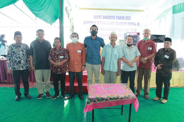 Pengurus dan petani koperasi sawit Koppsa-M melakukan pertemuan di Desa Pangkalan Baru, Kecamatan Siak Hulu, Kabupaten Kampar, Riau, setelah kepengurusannya diakui oleh Kemenkumham RI, Selasa (24/5/2022).
