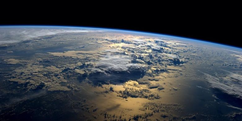 ilustrasi lapisan atmosfer bumi.
