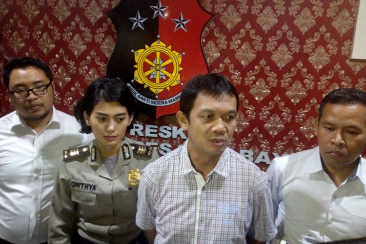 Kasatreskrim Polrestabes Surabaya AKBP Sudamiran (tengah) saat memberikan keterangan mengenai kasus pembobolan soal UNBK SMP Surabaya, Rabu (9/5/2018). 