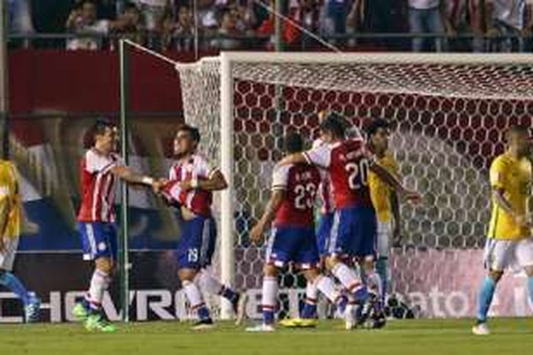 Dario Lezcano merayakan gol Paraguay ke gawang Brasil dalam lanjutan kualifikasi Piala Dunia 2018 di Asuncion, Selasa (29/3/2016). 