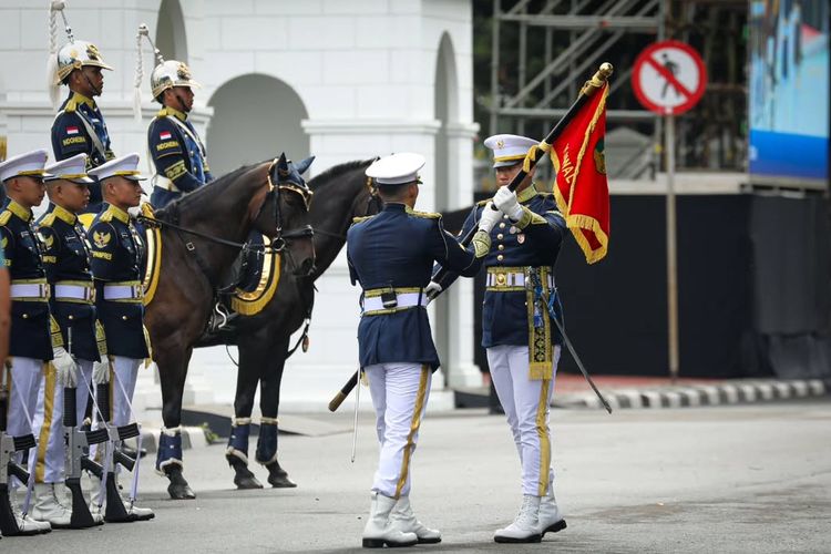 Prosesi pergantian pasukan di Istana Merdeka, Minggu, 15 Februari 2026 pagi.
