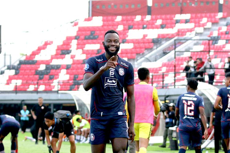 Pemain Arema FC Charles Lokolingoy selebrasi usai menjebol gawang Persija Jakarta saat laga pekan ke-26 Liga 1 2023-2024 yang berakhir dengan skor 3-2 di Stadion Kapten I Wayan Dipta Gianyar, Senin (26/2/2024) sore.