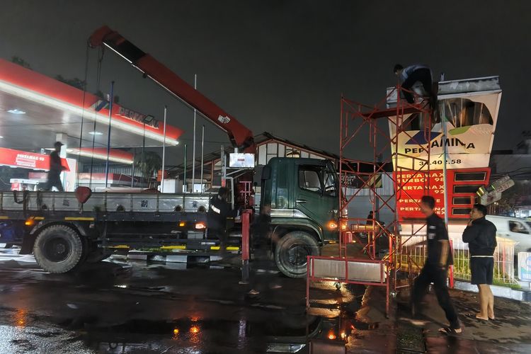 Diterjang Angin Kencang, Papan Harga SPBU Cibolerang Bandung Ambruk, Layanan Mandek 3 Jam